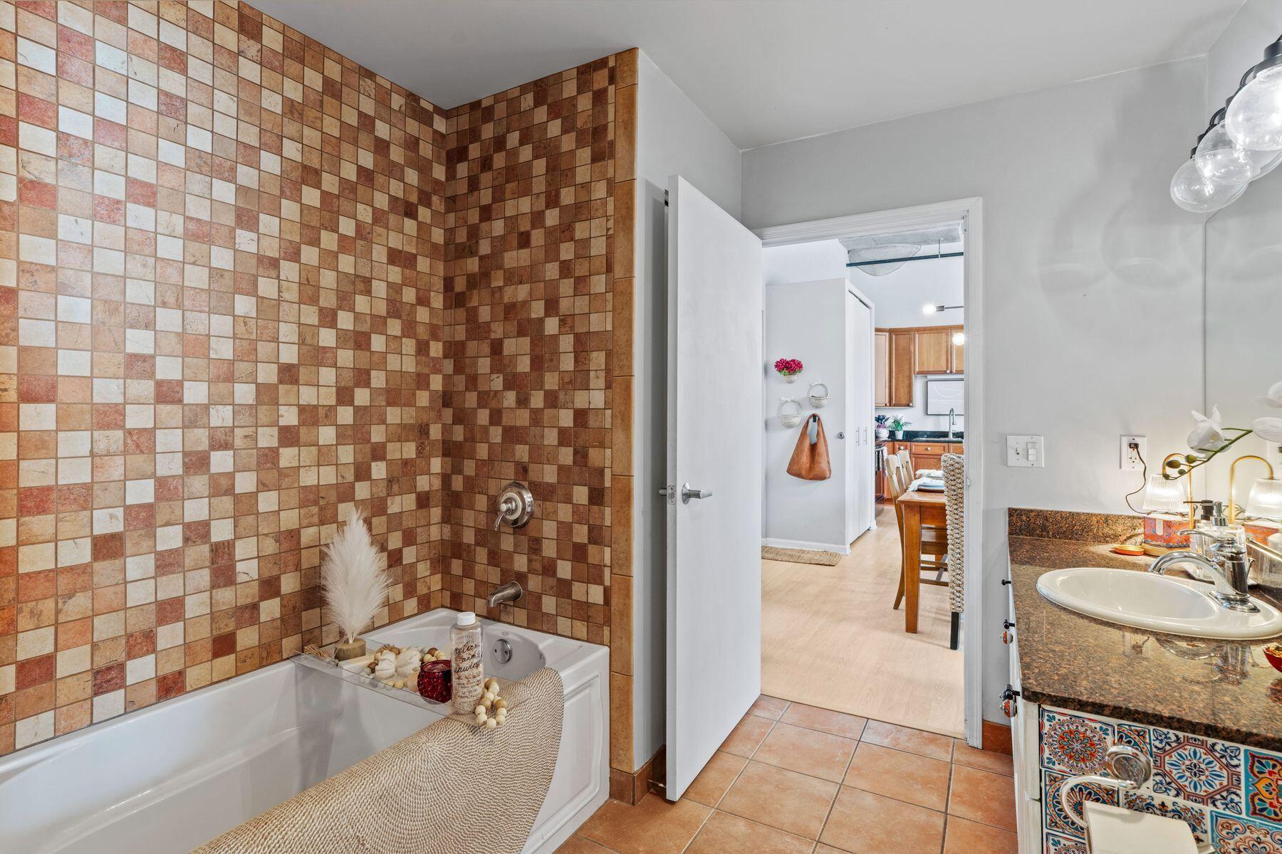 1924 N Hubbard St Unit: 101