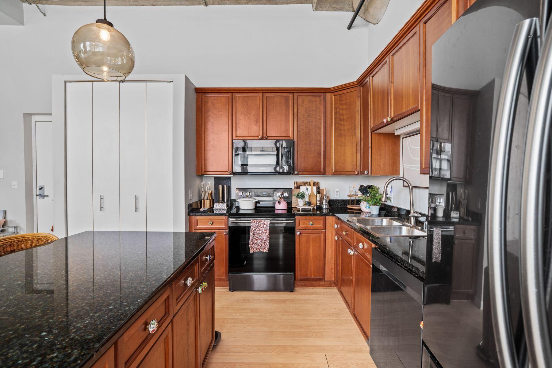 1924 N Hubbard St Unit: 101