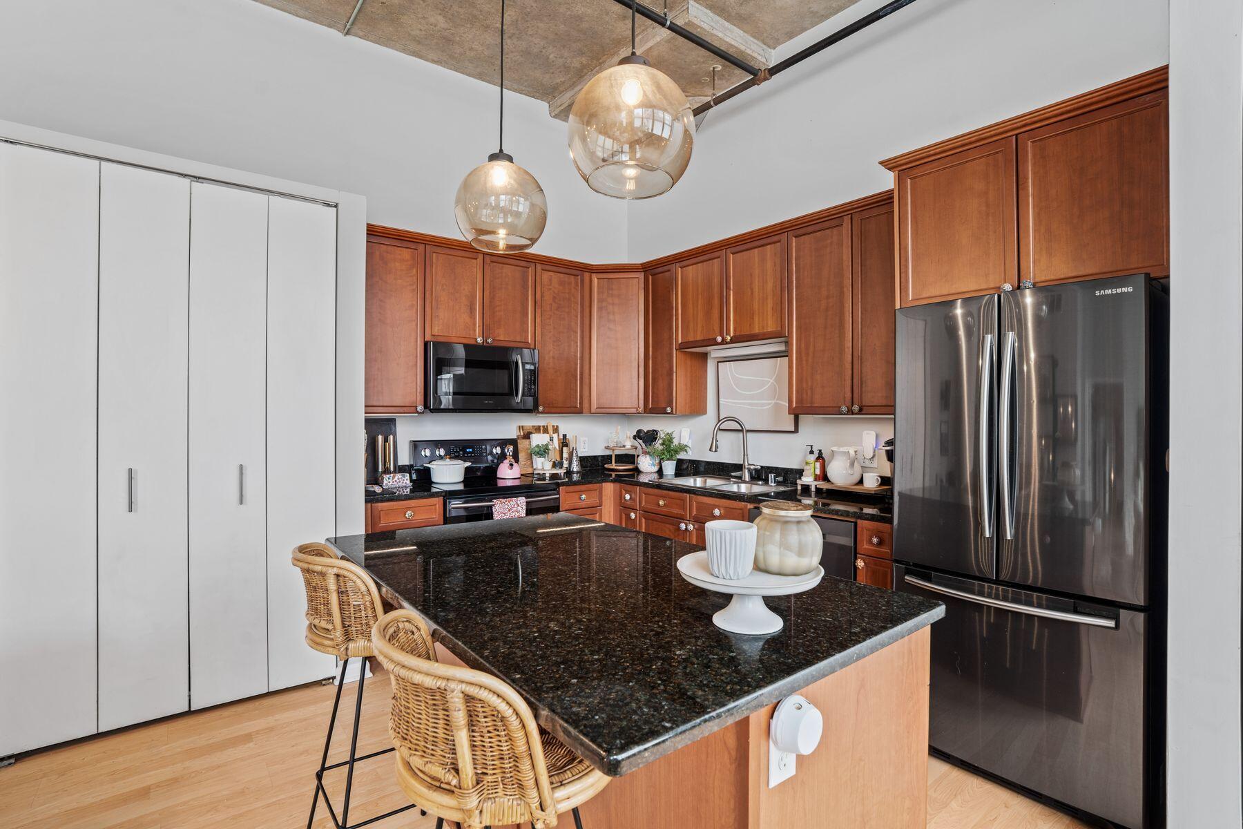 1924 N Hubbard St Unit: 101