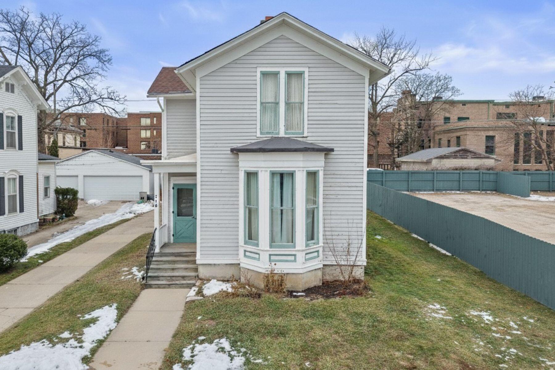 718 Lake Ave