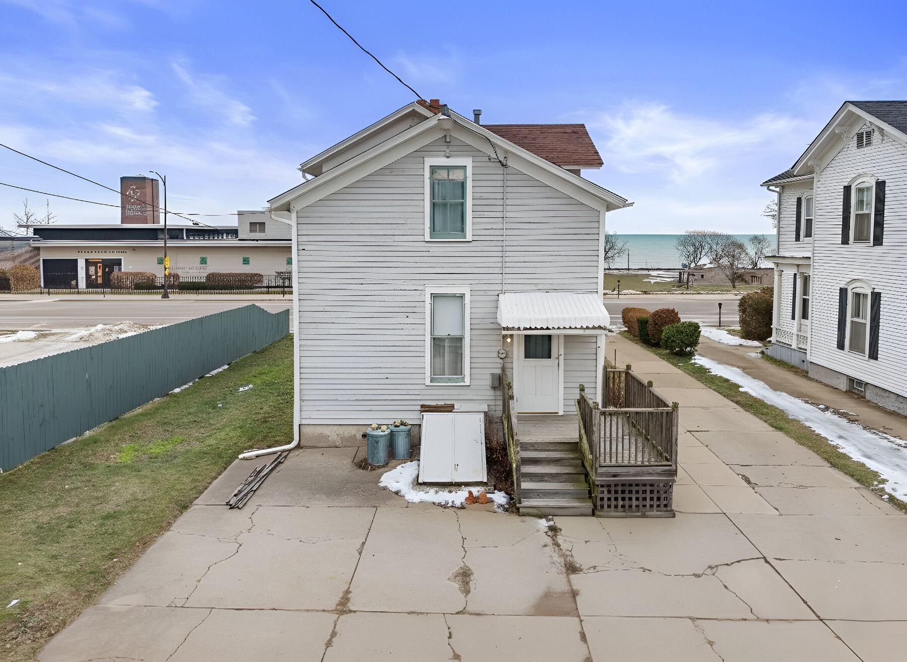 718 Lake Ave
