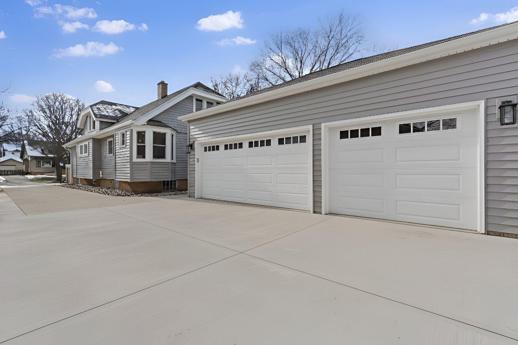 8140 Stickney Ave