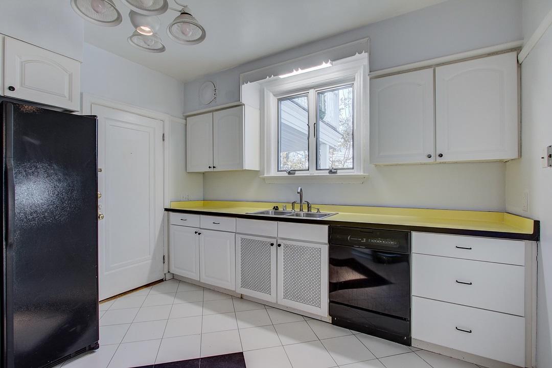 2225 E Woodstock Pl