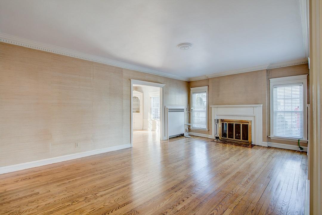 2225 E Woodstock Pl