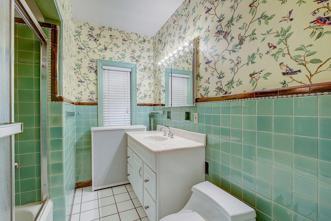 2225 E Woodstock Pl