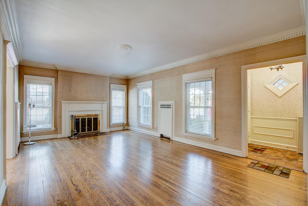2225 E Woodstock Pl