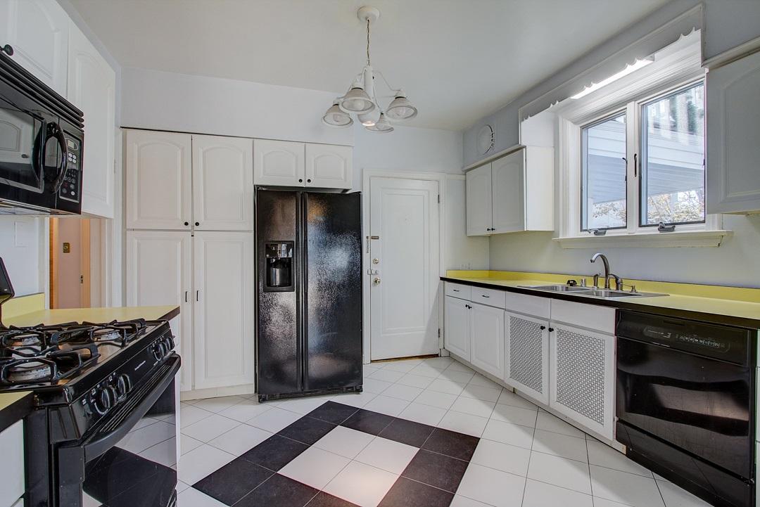 2225 E Woodstock Pl