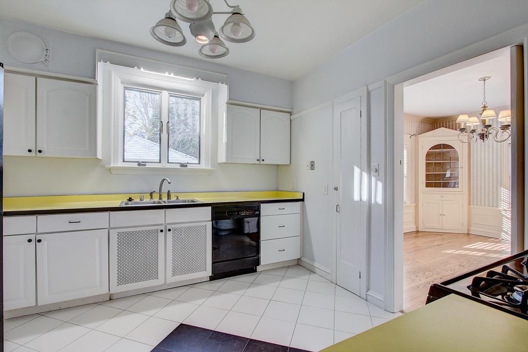 2225 E Woodstock Pl