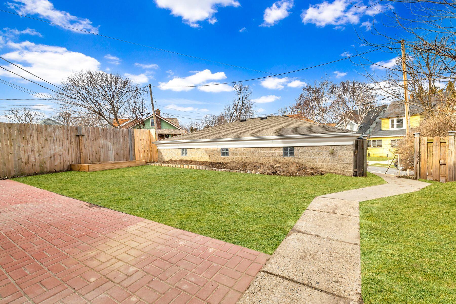 2220 E Bennett Ave Unit: 2222