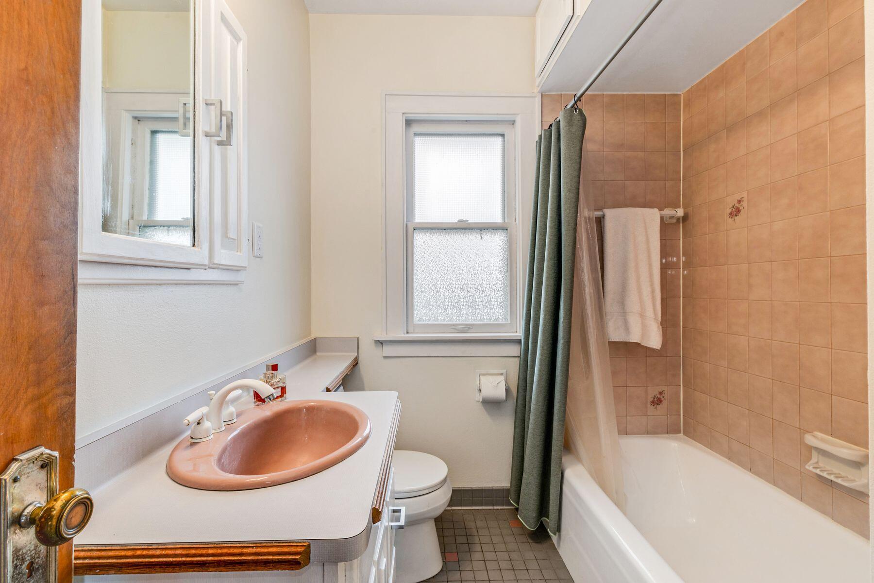 2220 E Bennett Ave Unit: 2222