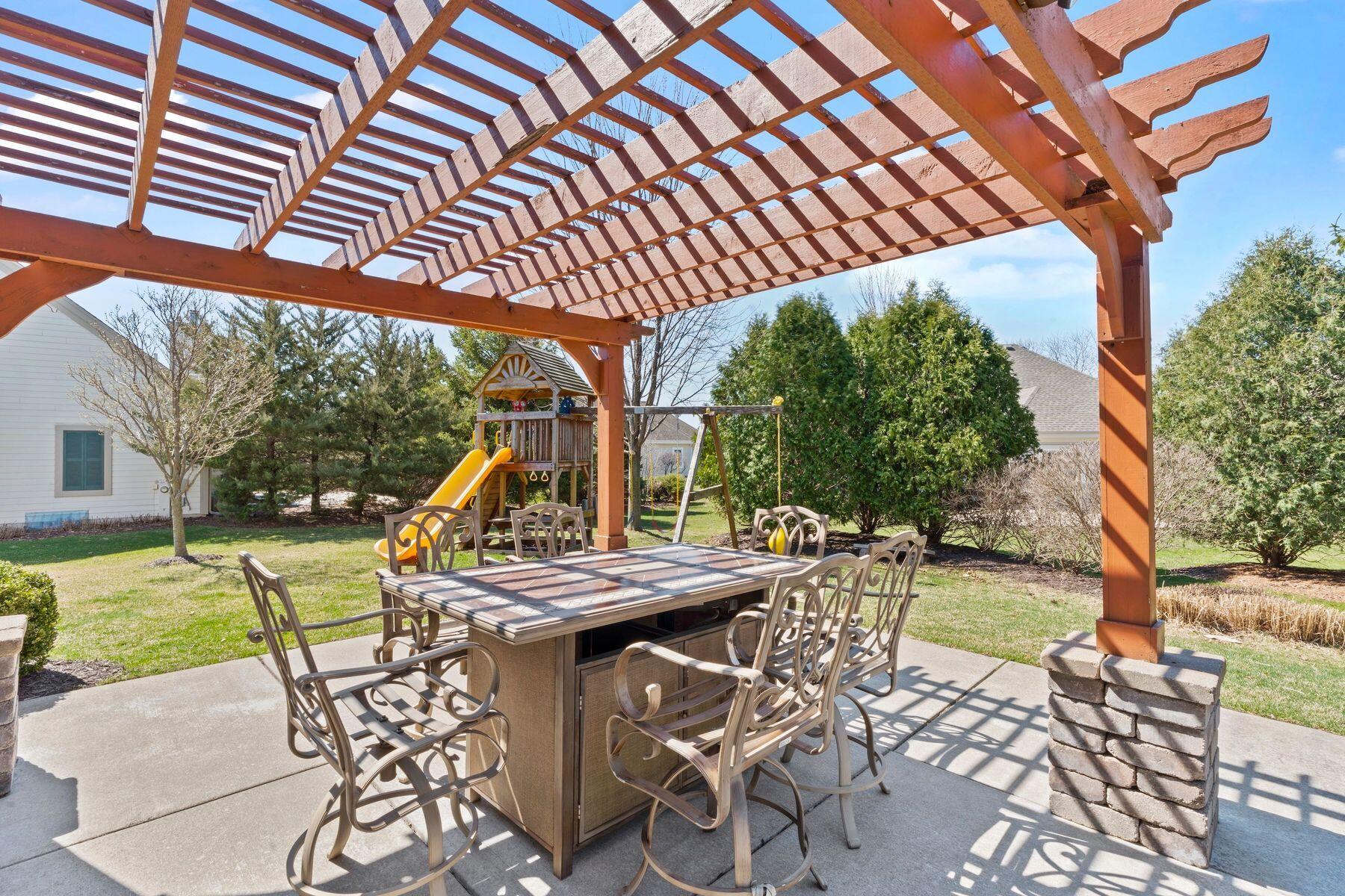 1866 River Lakes Rd S