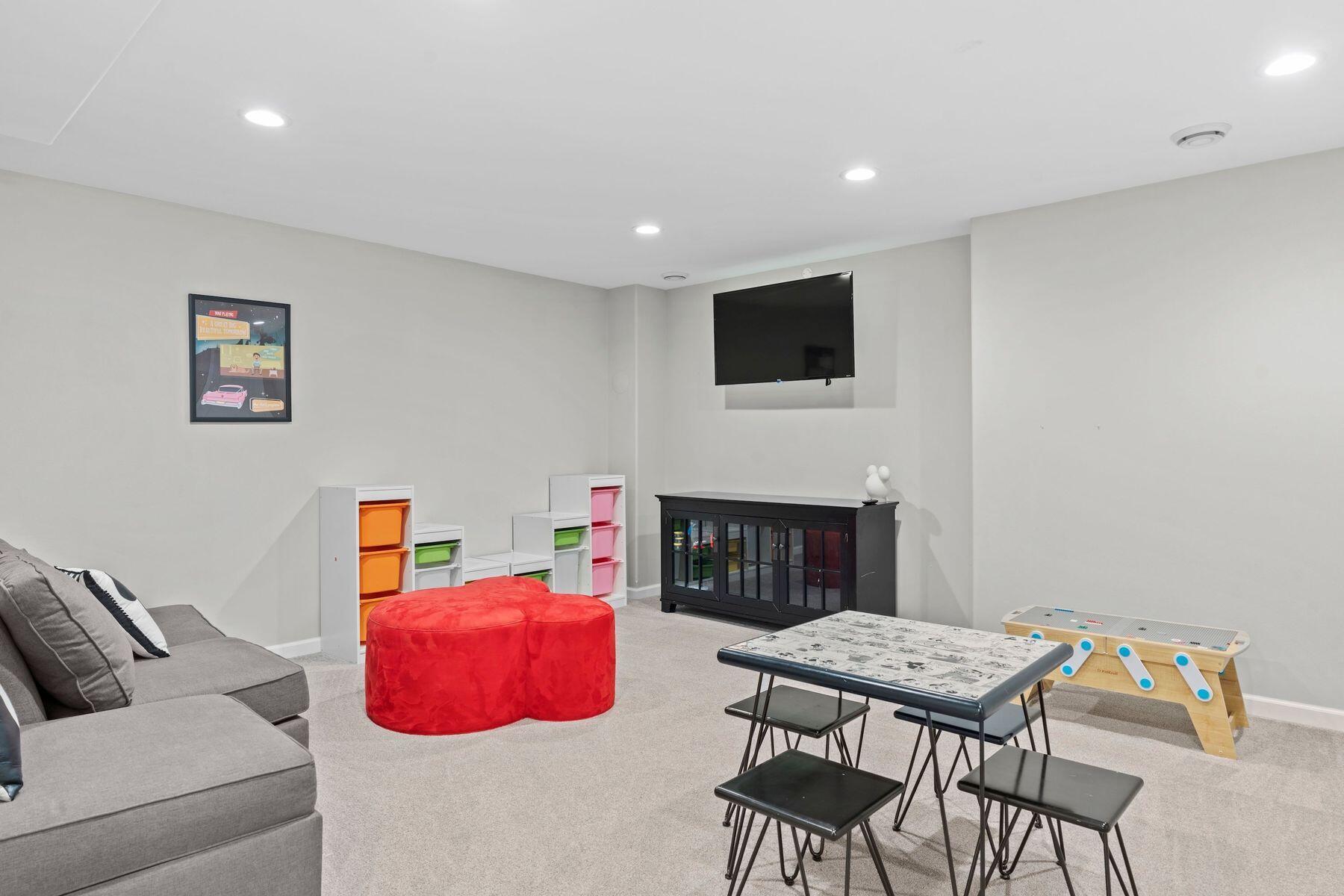 1866 River Lakes Rd S