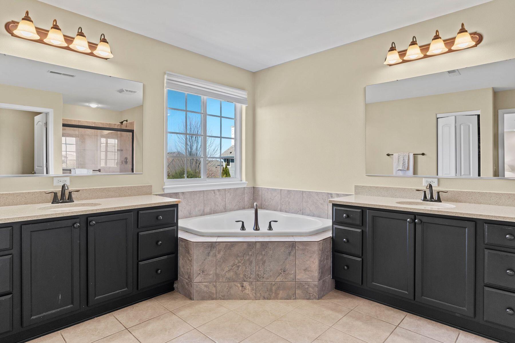 1866 River Lakes Rd S