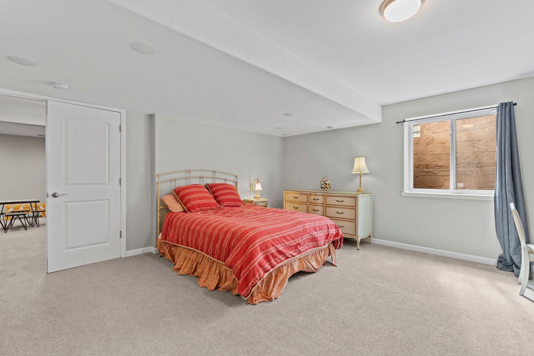 1866 River Lakes Rd S