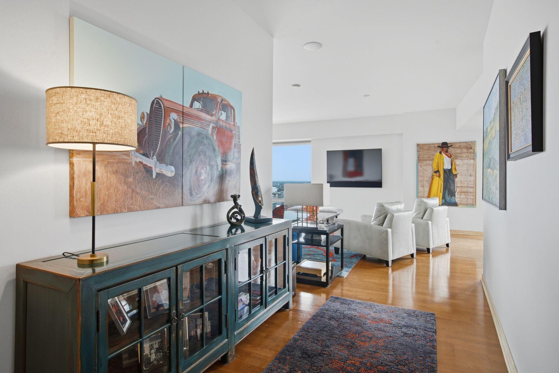 923 E Kilbourn Ave Unit: 1703