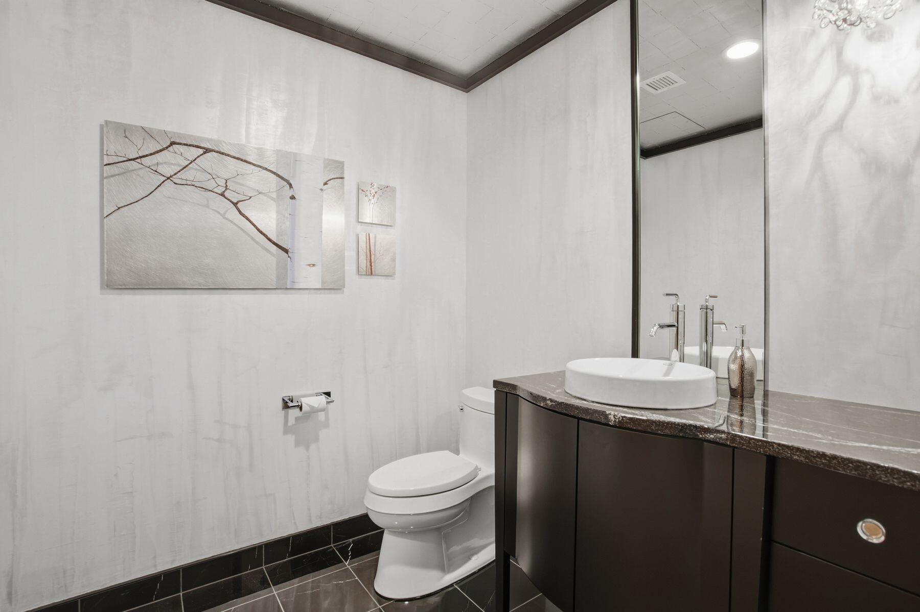 923 E Kilbourn Ave Unit: 1703