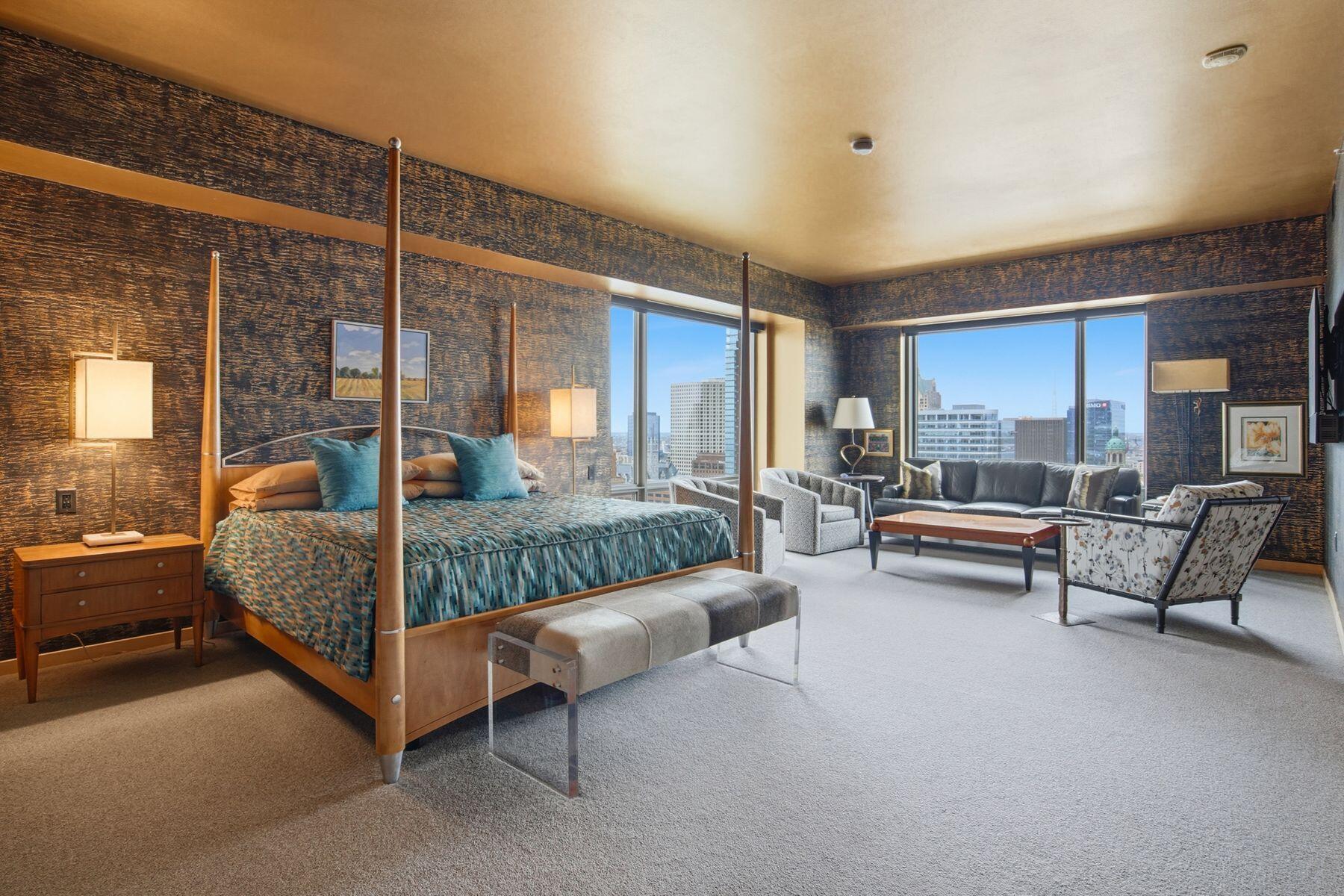 923 E Kilbourn Ave Unit: 1703