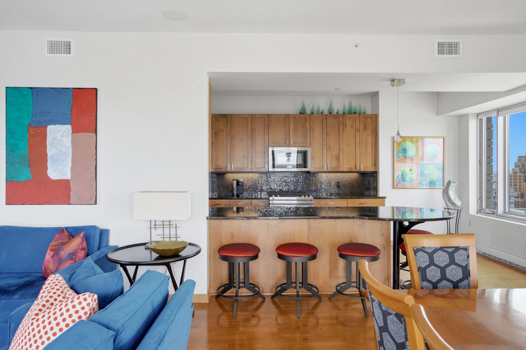 923 E Kilbourn Ave Unit: 1703