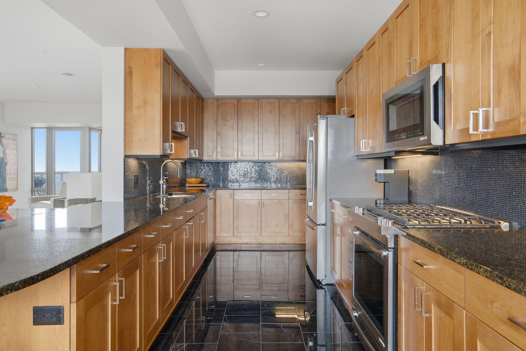 923 E Kilbourn Ave Unit: 1703