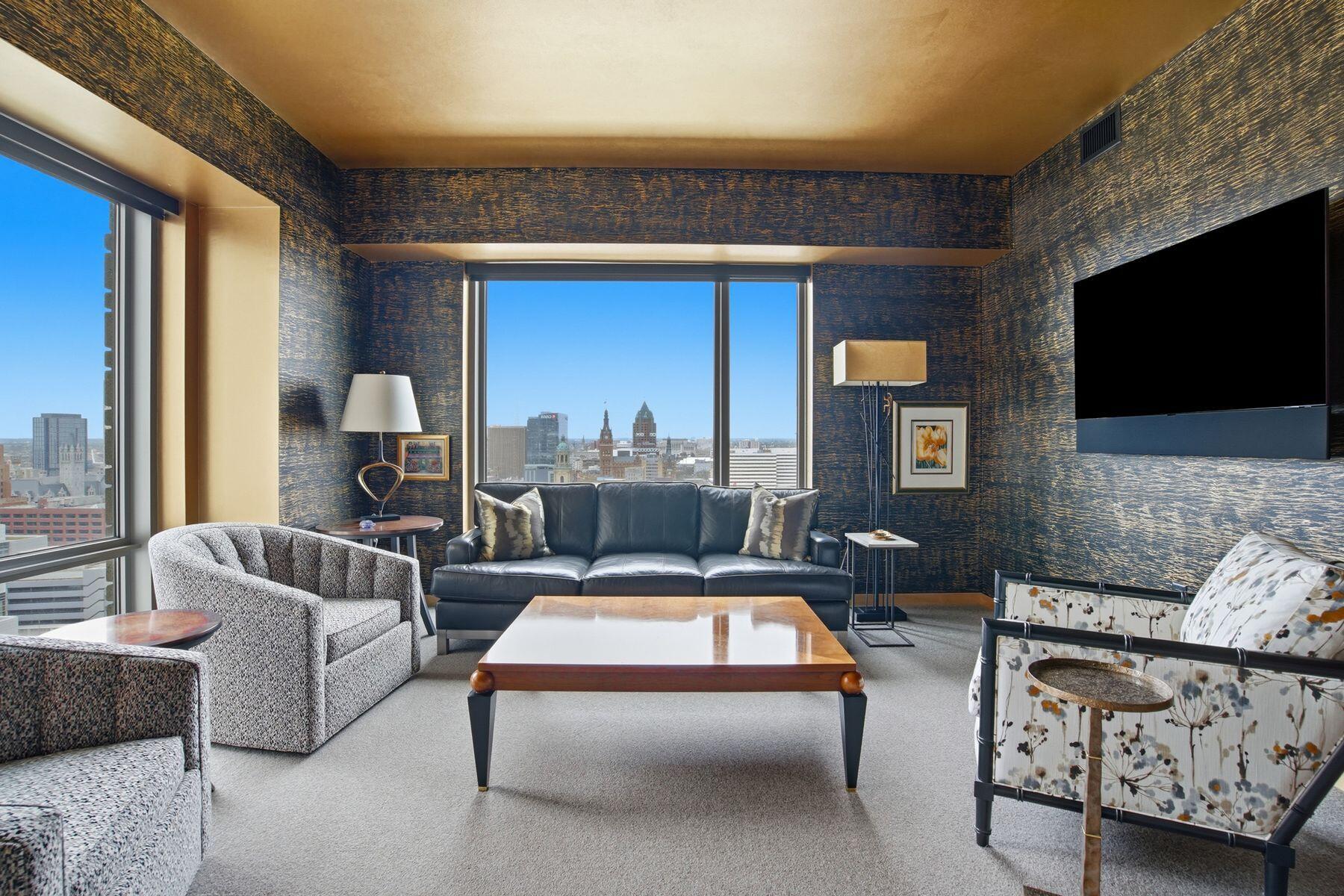 923 E Kilbourn Ave Unit: 1703