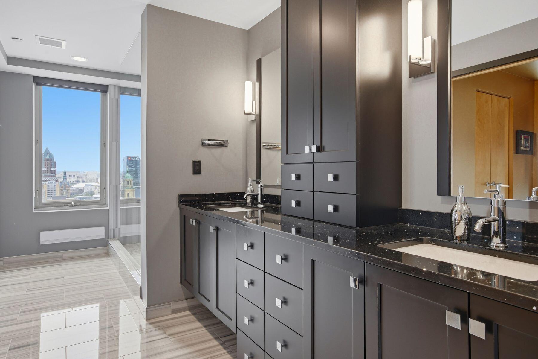 923 E Kilbourn Ave Unit: 1703