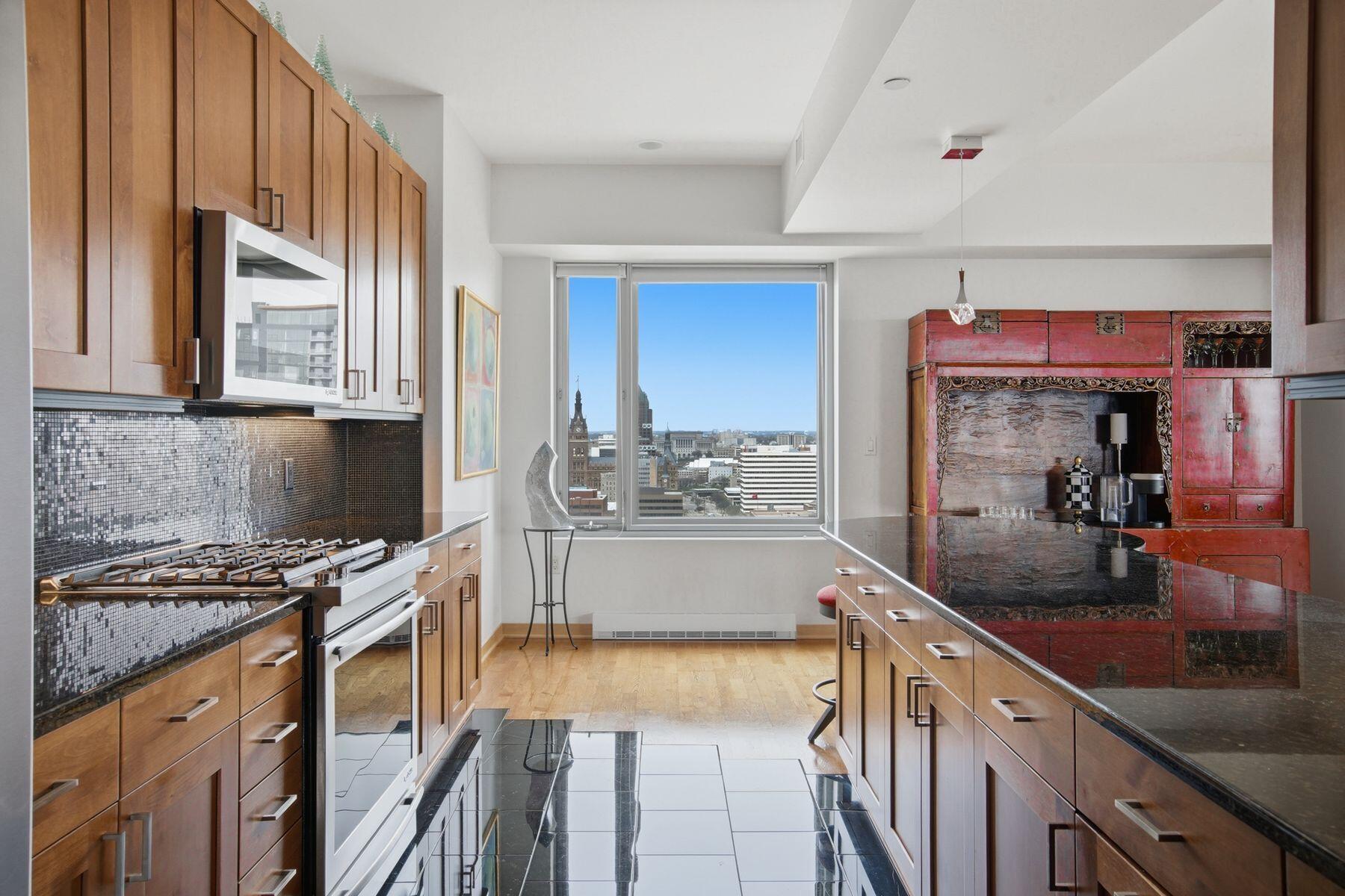 923 E Kilbourn Ave Unit: 1703