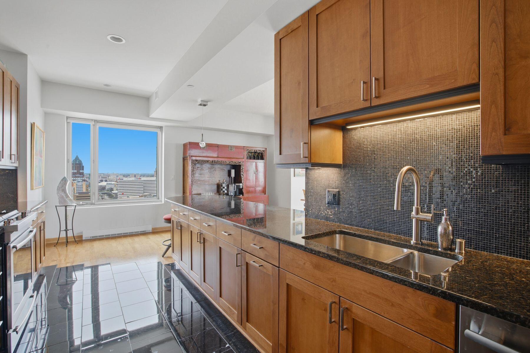 923 E Kilbourn Ave Unit: 1703