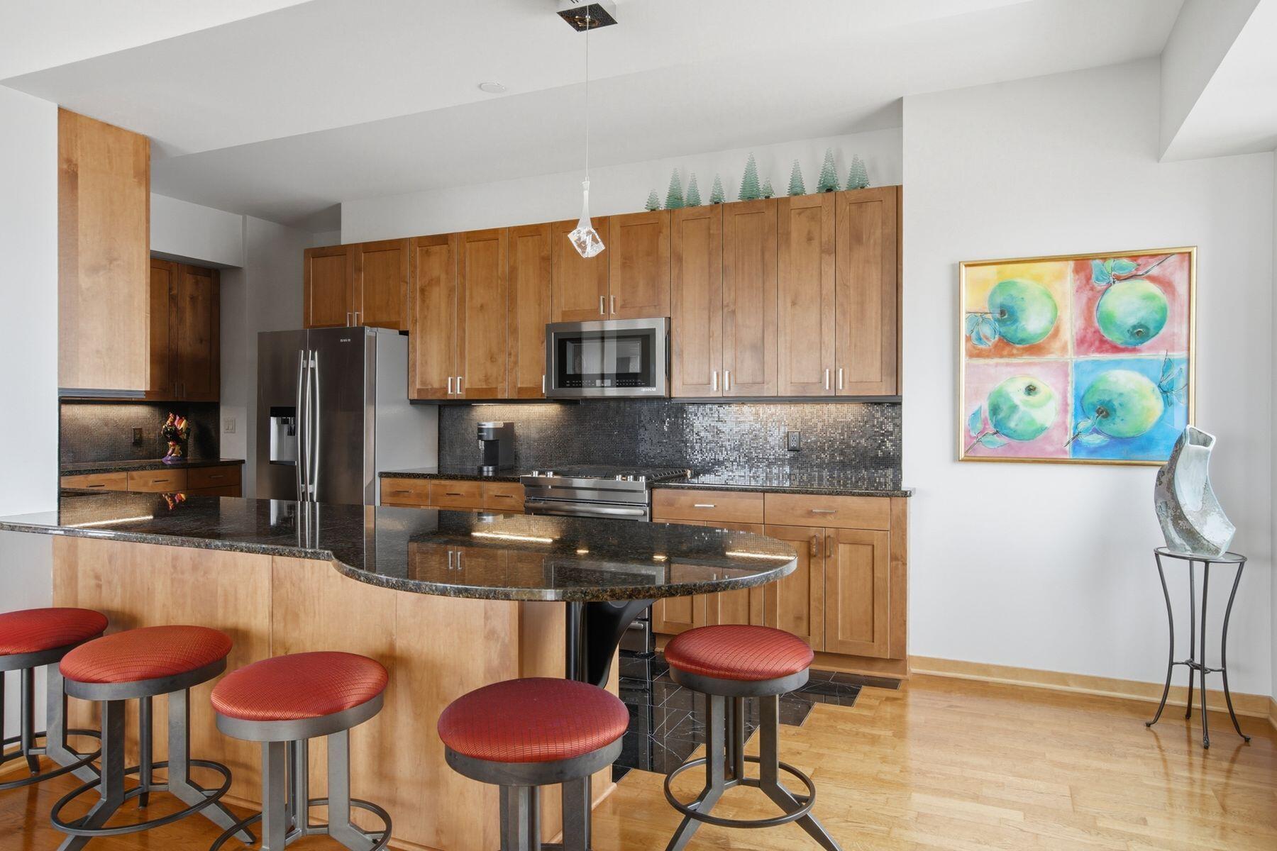 923 E Kilbourn Ave Unit: 1703