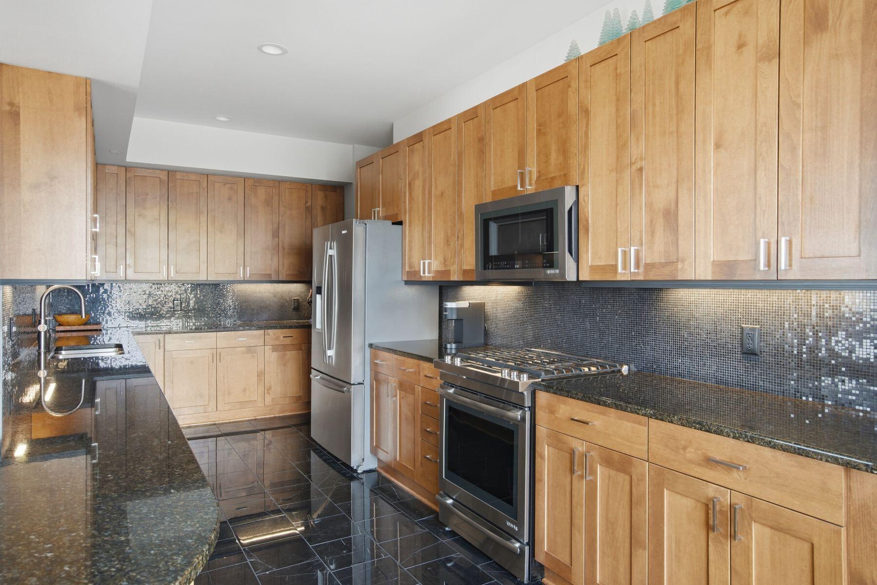 923 E Kilbourn Ave Unit: 1703