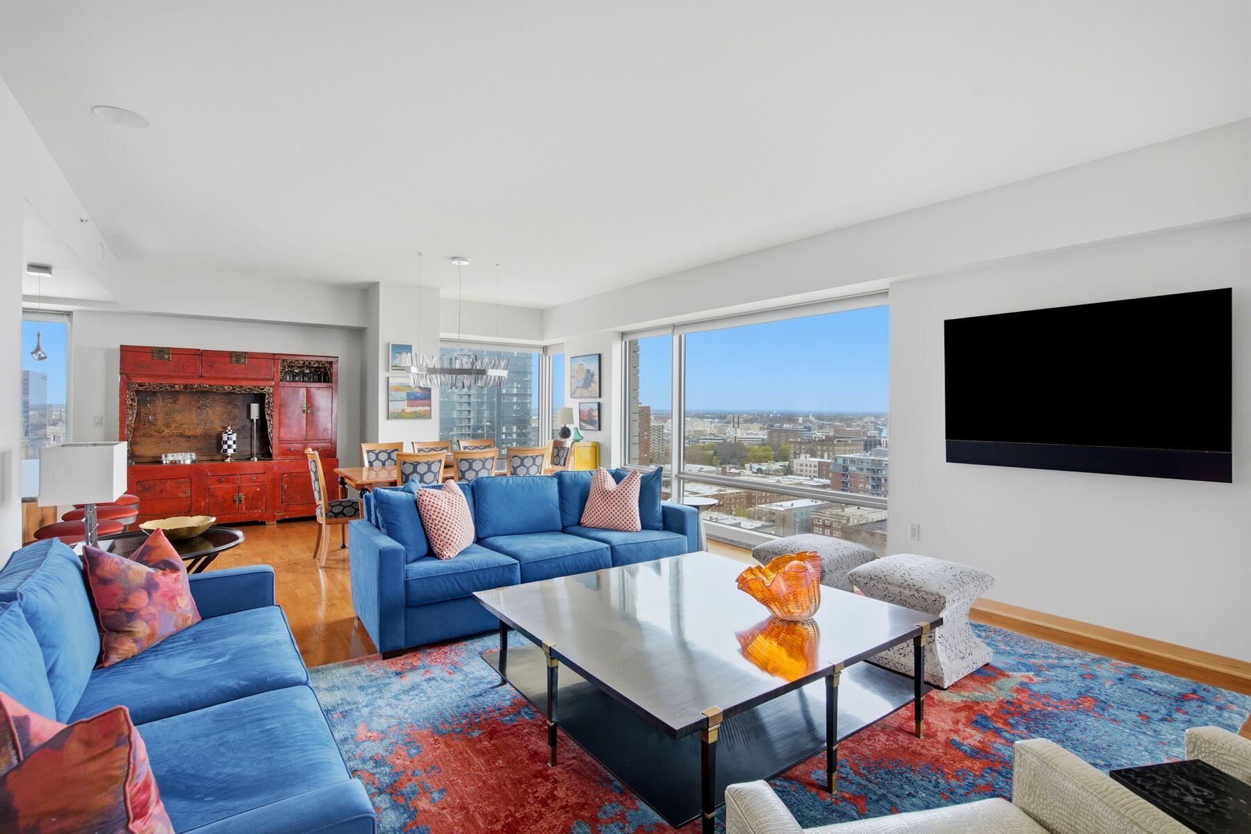 923 E Kilbourn Ave Unit: 1703