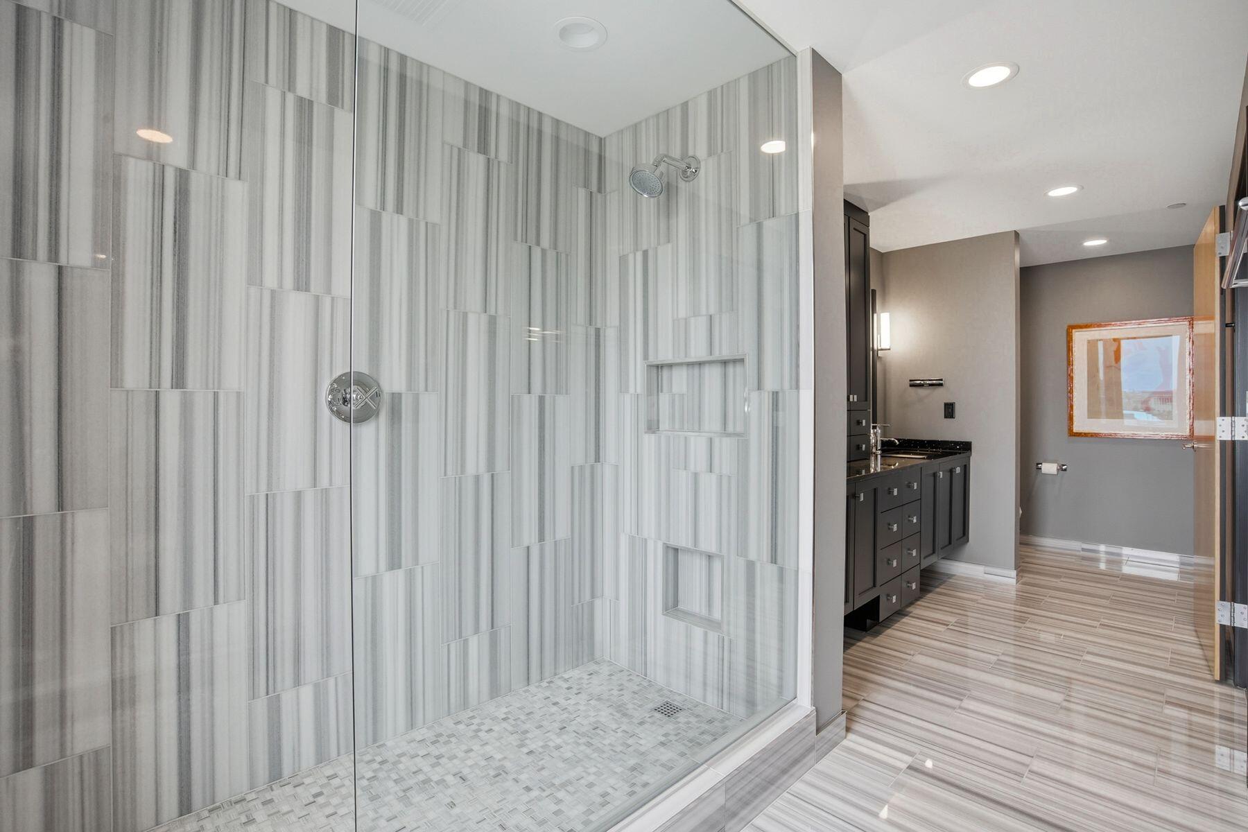 923 E Kilbourn Ave Unit: 1703