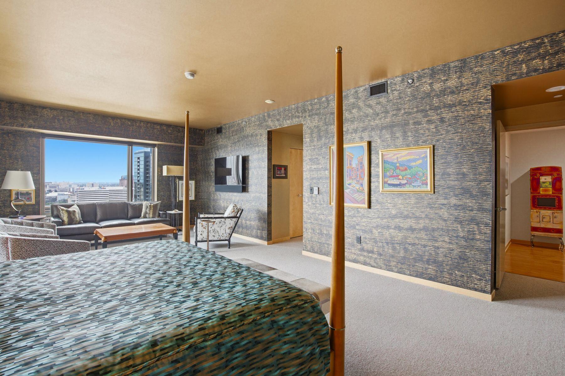 923 E Kilbourn Ave Unit: 1703