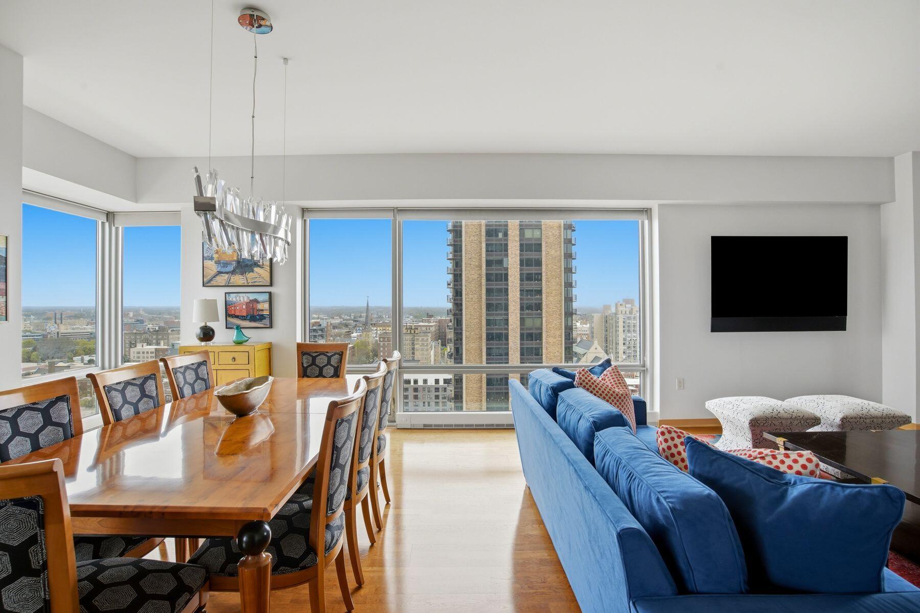 923 E Kilbourn Ave Unit: 1703