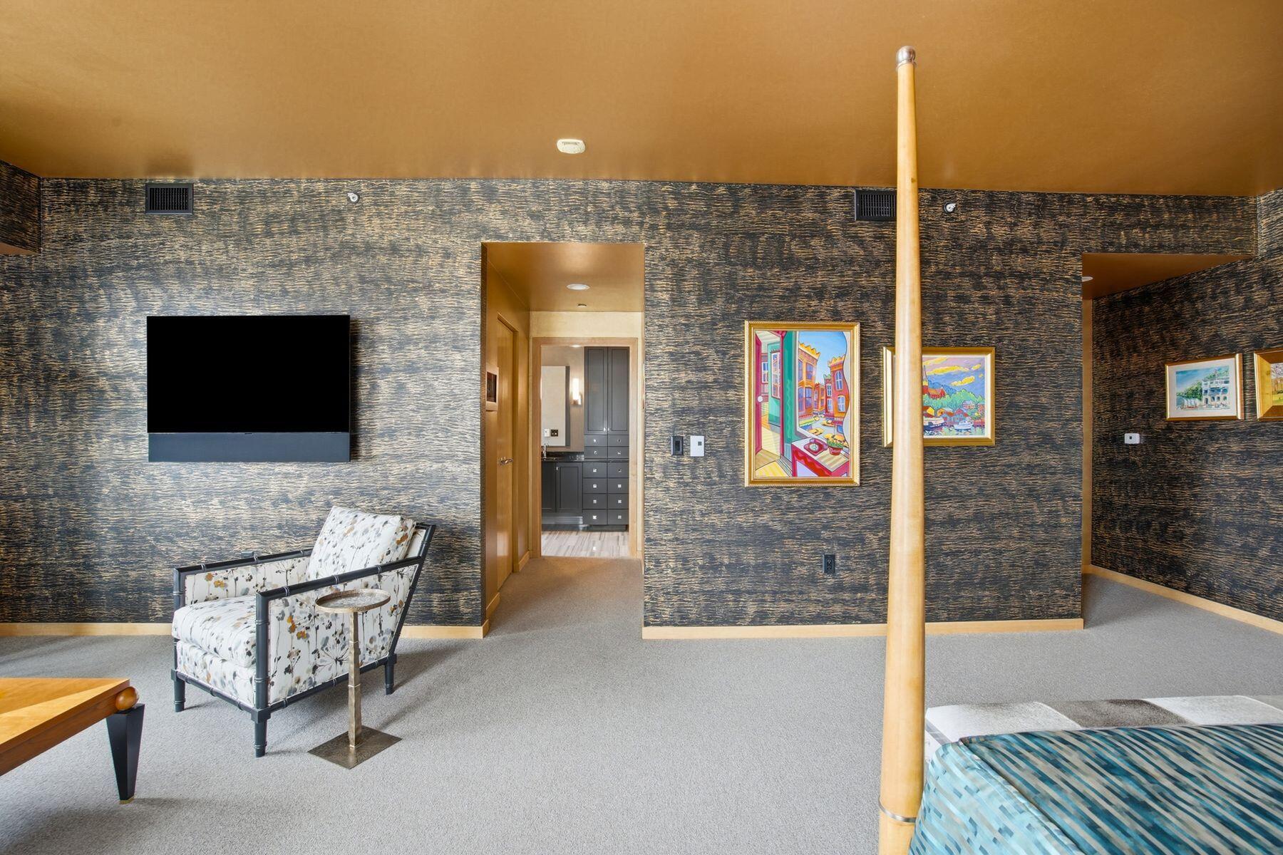 923 E Kilbourn Ave Unit: 1703