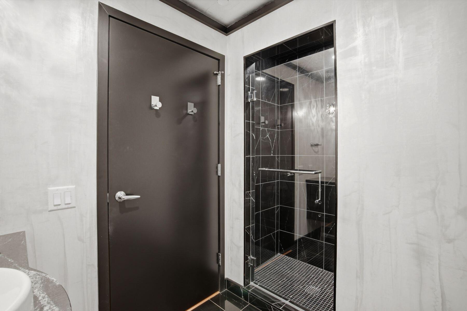 923 E Kilbourn Ave Unit: 1703
