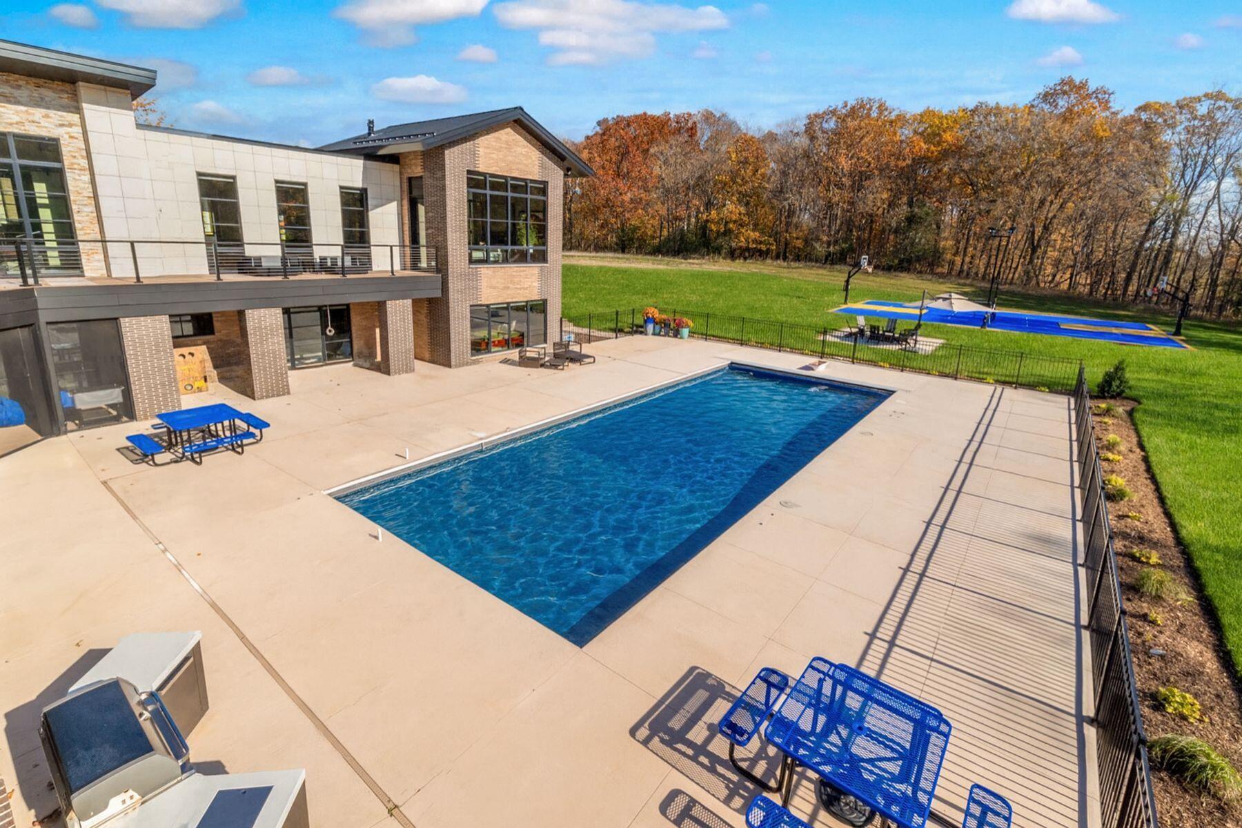 3890 Maxon Dr