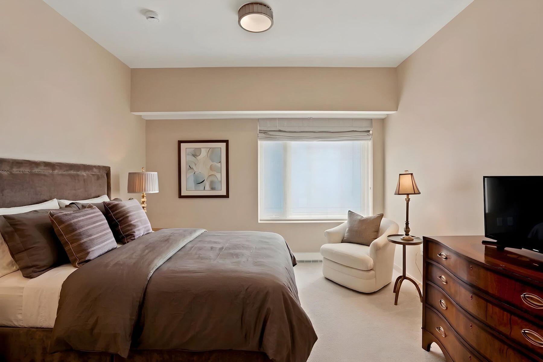 923 E Kilbourn Ave Unit: 1502