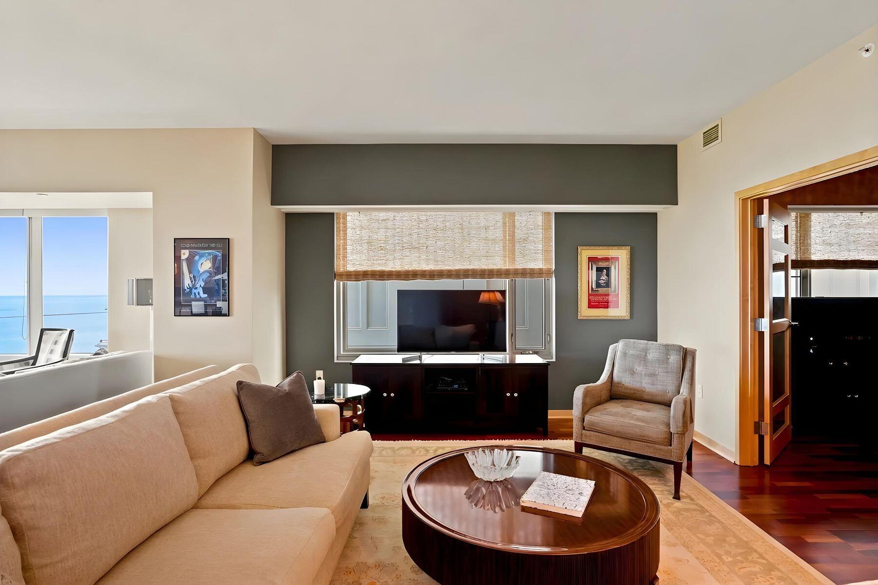 923 E Kilbourn Ave Unit: 1502