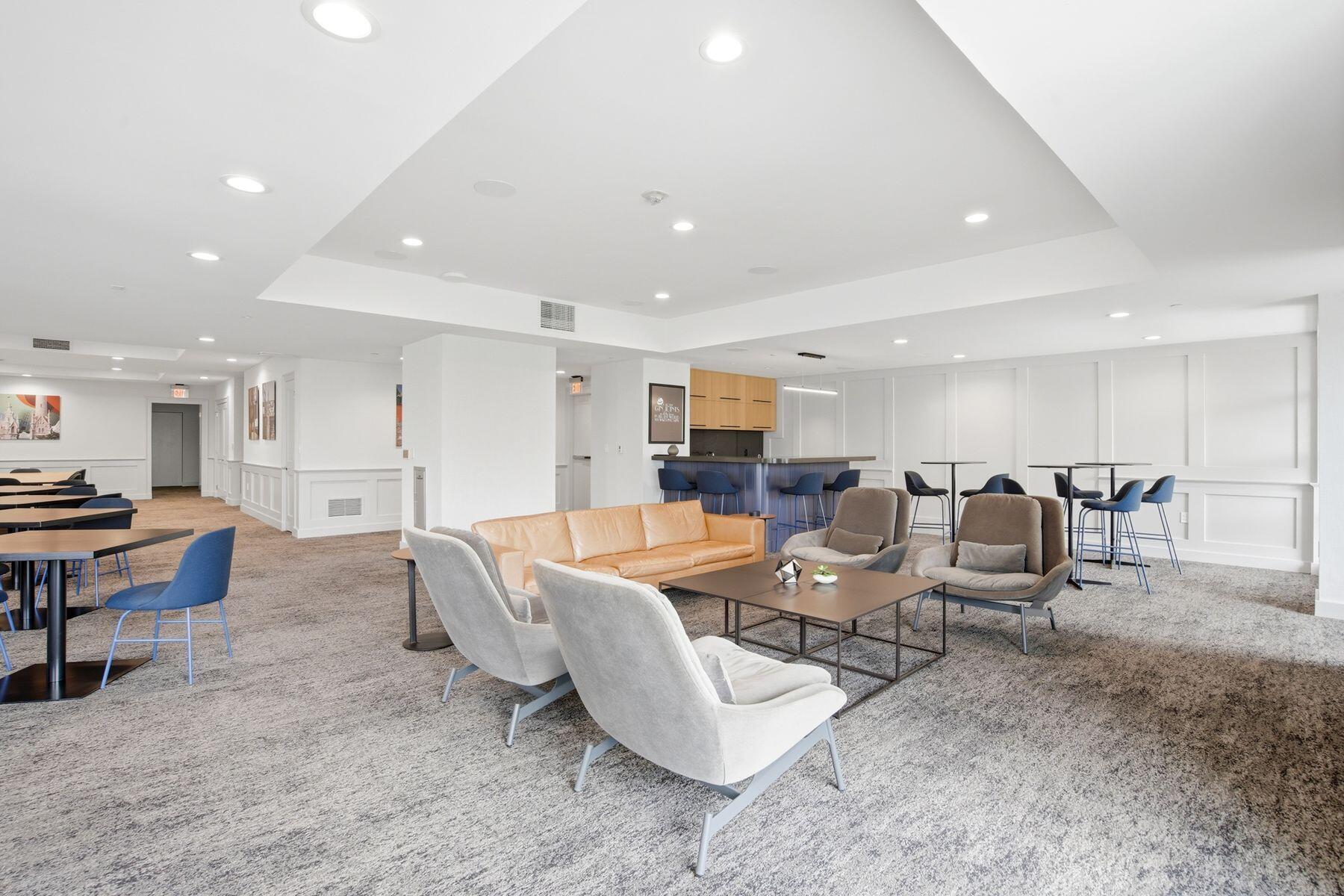 923 E Kilbourn Ave Unit: 1502