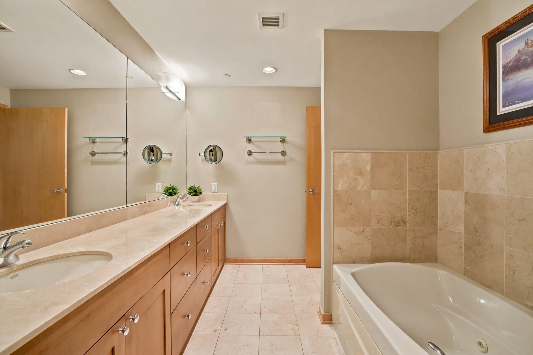 923 E Kilbourn Ave Unit: 1502
