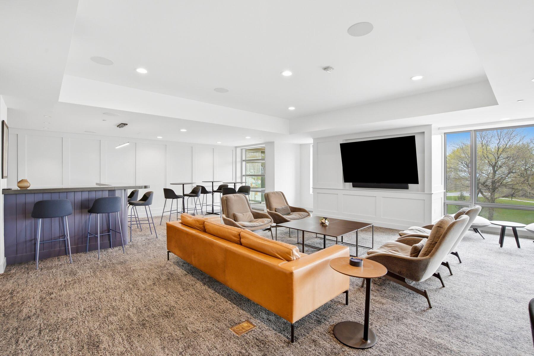 923 E Kilbourn Ave Unit: 1502