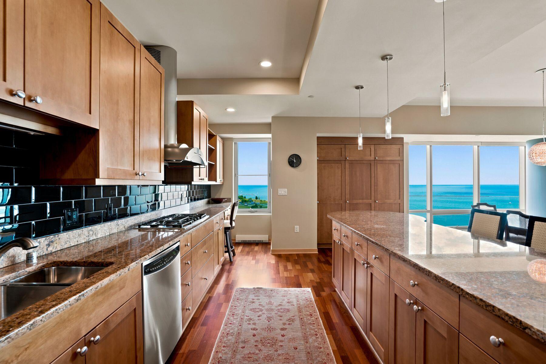 923 E Kilbourn Ave Unit: 1502
