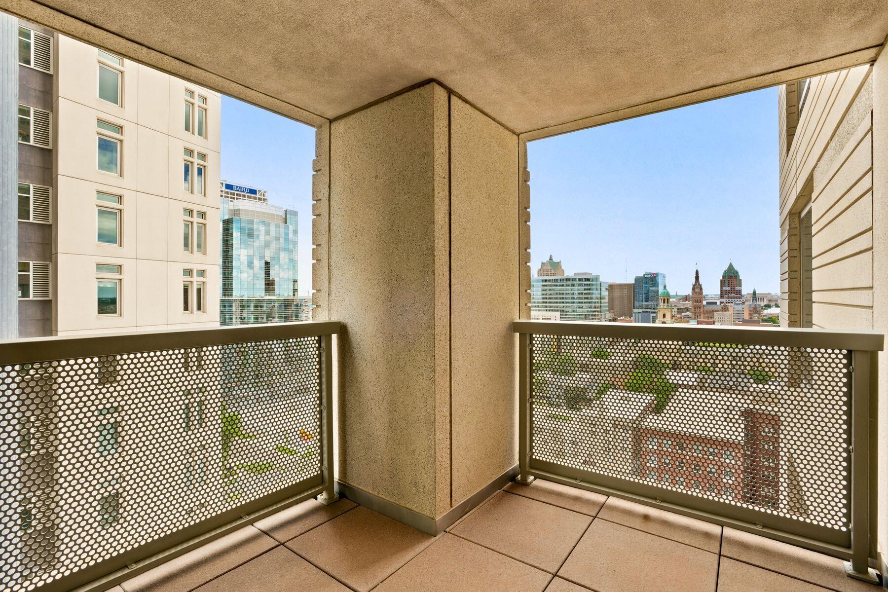 923 E Kilbourn Ave Unit: 1502