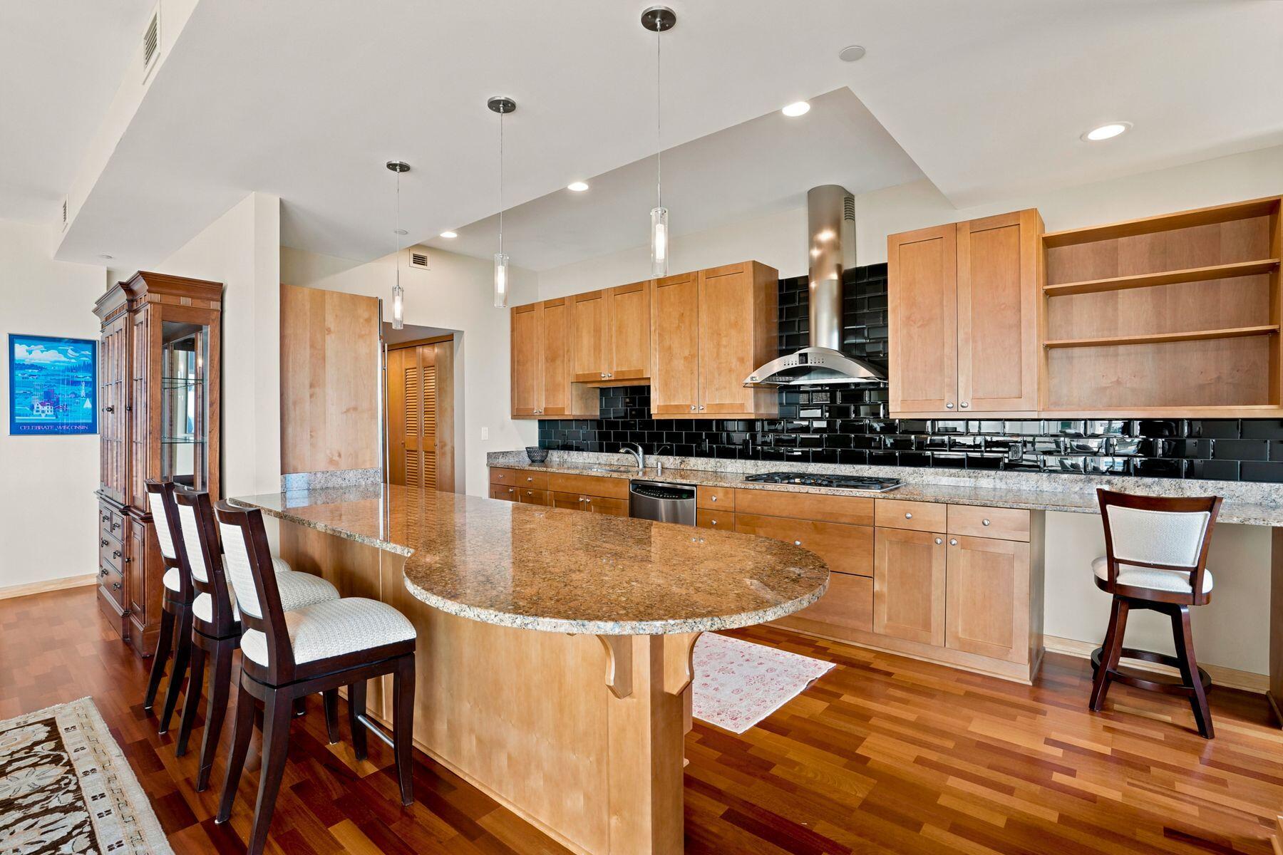 923 E Kilbourn Ave Unit: 1502