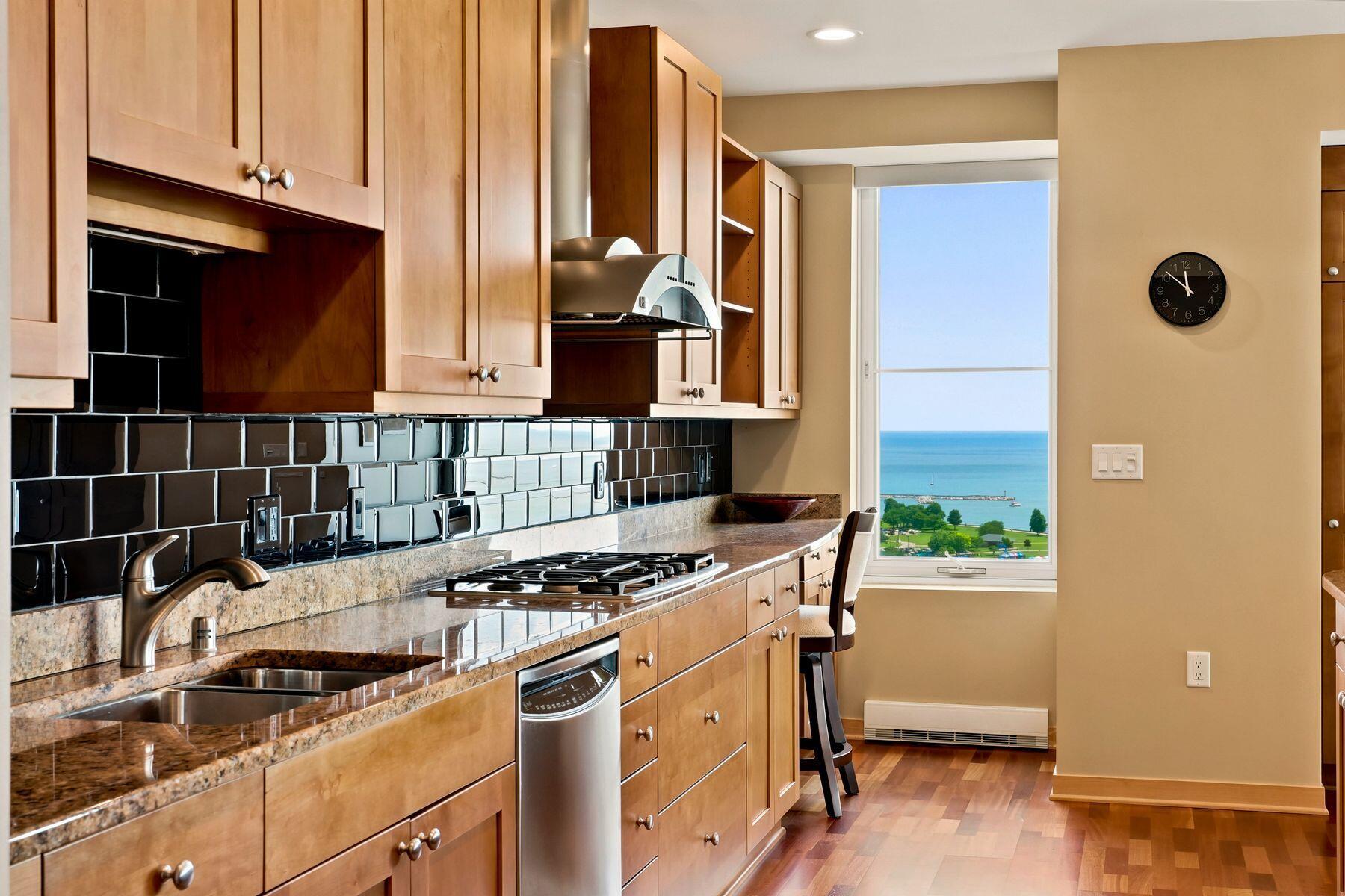 923 E Kilbourn Ave Unit: 1502