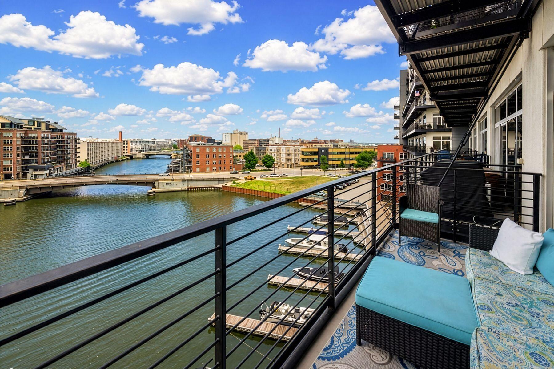 106 W Seeboth St, 616