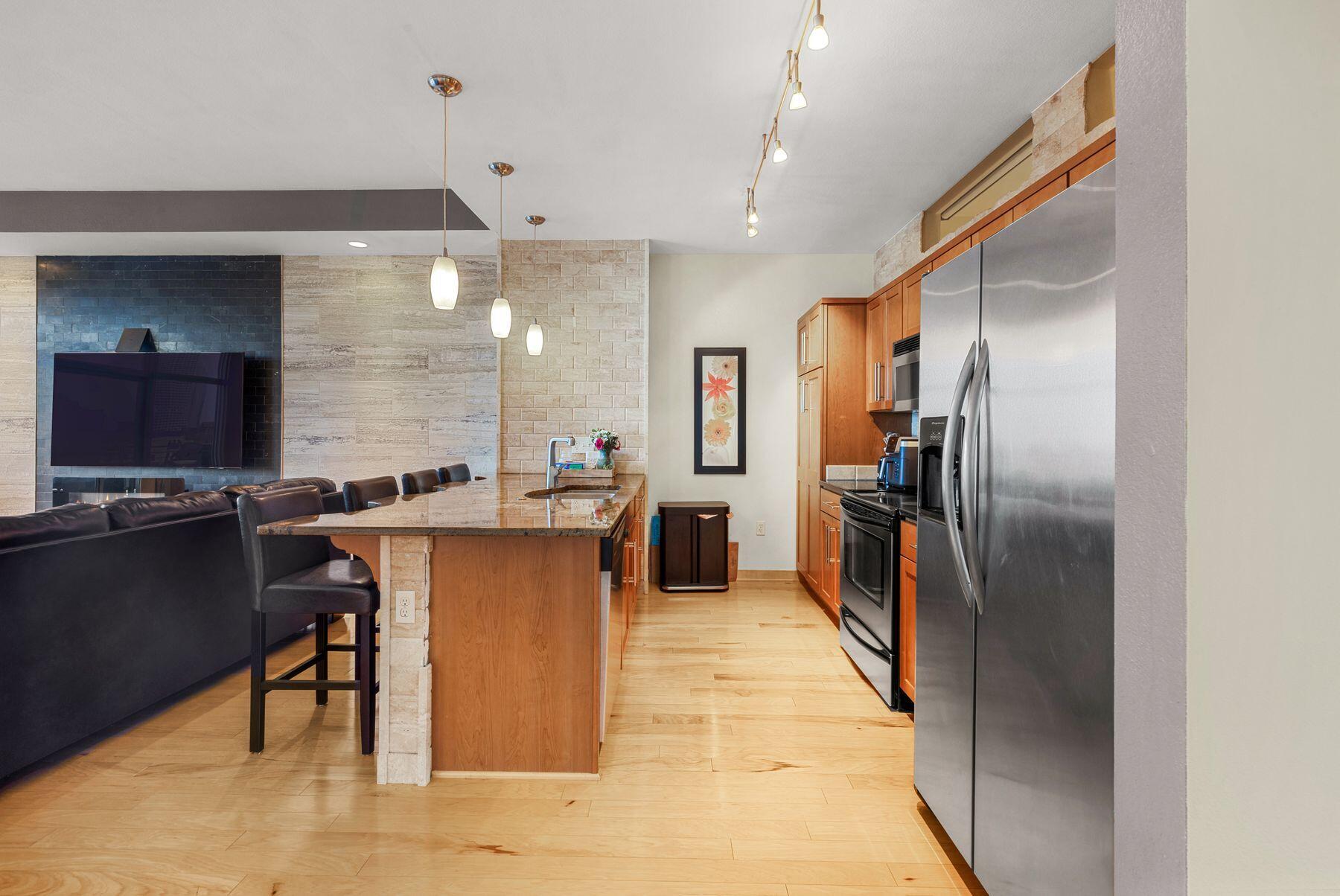 106 W Seeboth St, 616