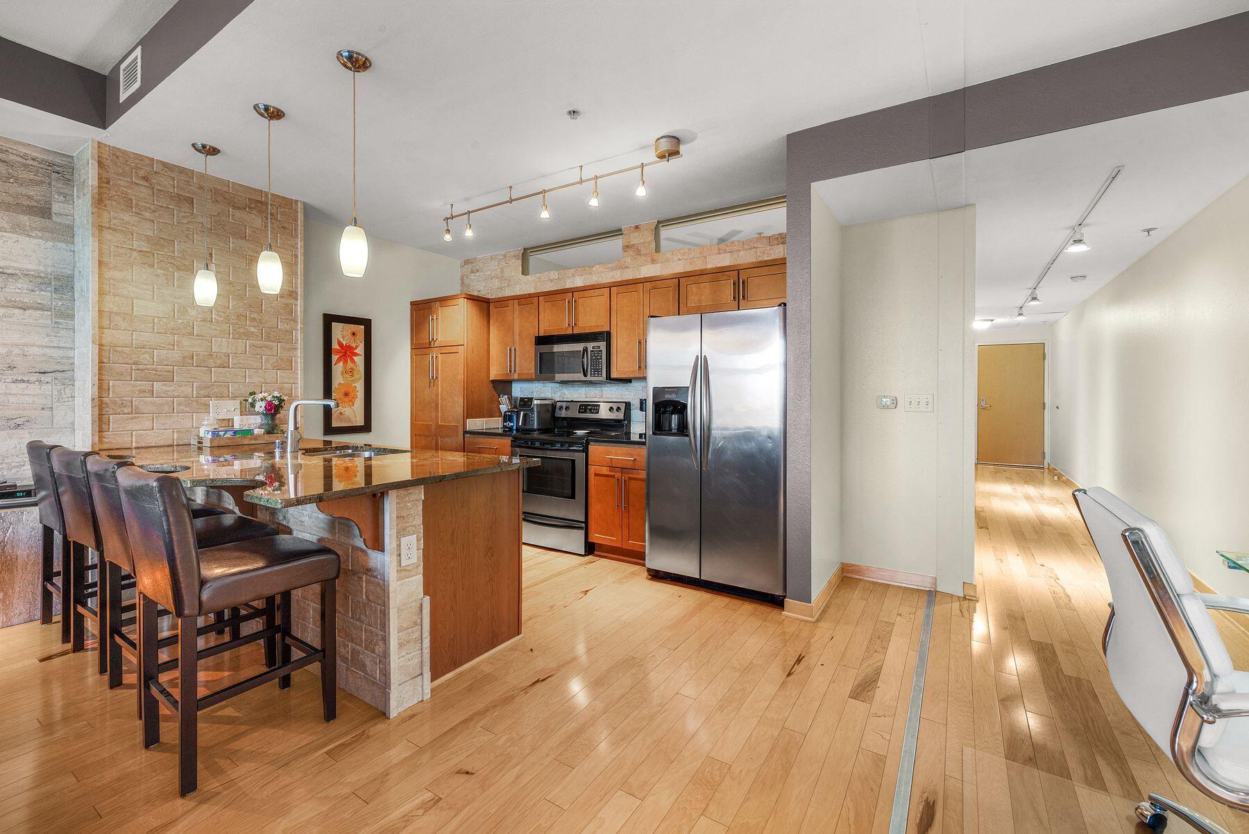 106 W Seeboth St, 616