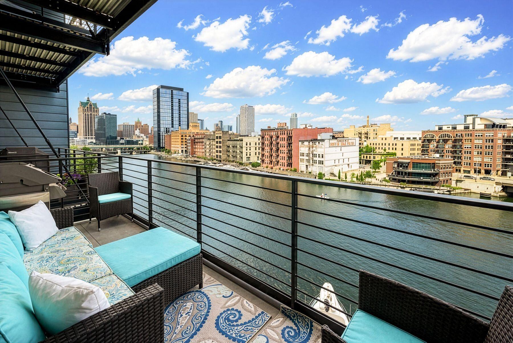 106 W Seeboth St, 616