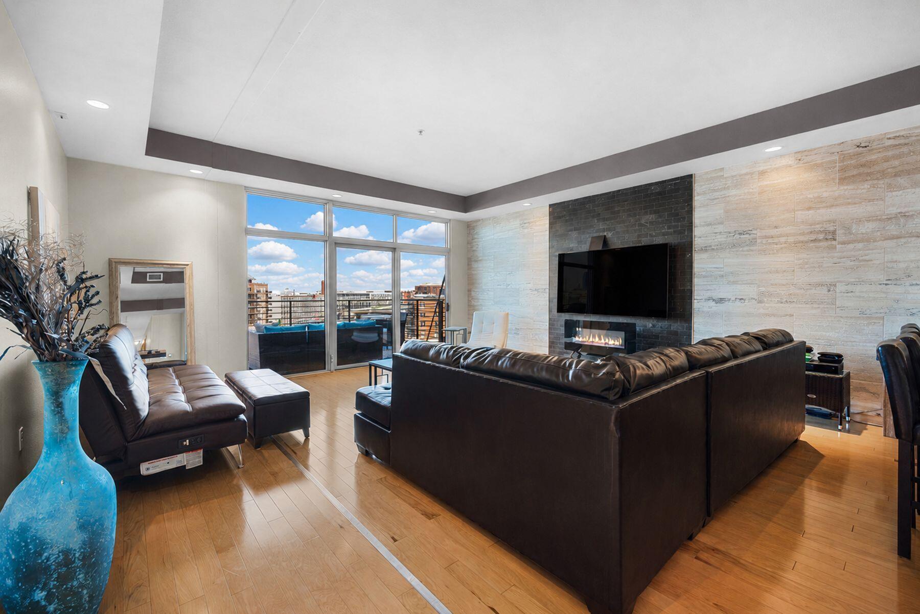 106 W Seeboth St, 616